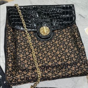 DKNY CROSSBODY PURSE BARELY USED